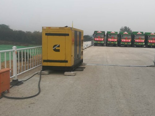 集宁电力系统的稳定性和设备兼容性如何影响发电机组的频率规格？